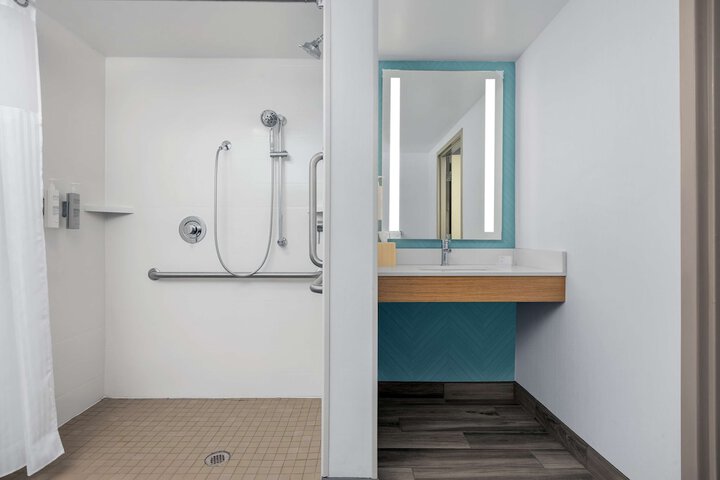 Room 25 of 40