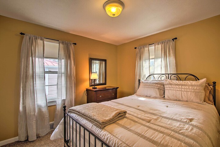 Cottage w / Yard Walk to Historic Attractions