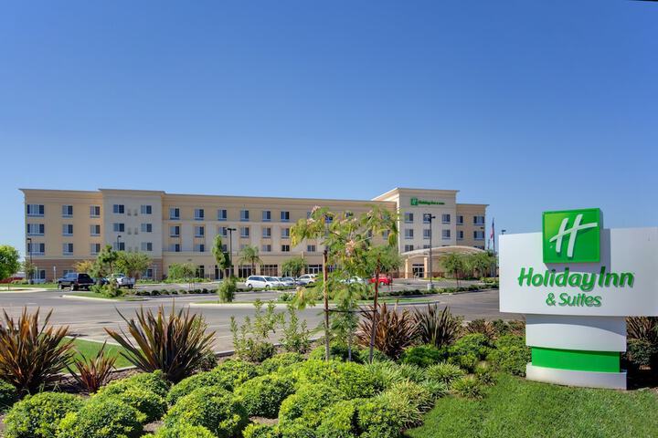 Holiday Inn & Suites Bakersfield by IHG