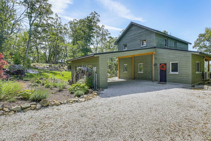 the Glabin: Garrison Gem w / Hot Tub & Fire Pit