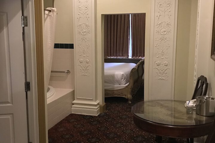 Room 40 of 151