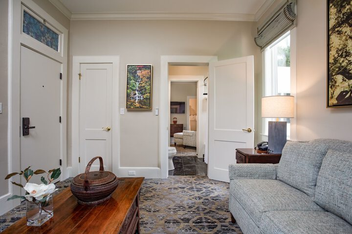 Room 10 of 27