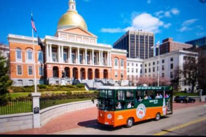 Cozy Quiet Getaway Surrounded by Nature 19 Miles To Downtown Boston
