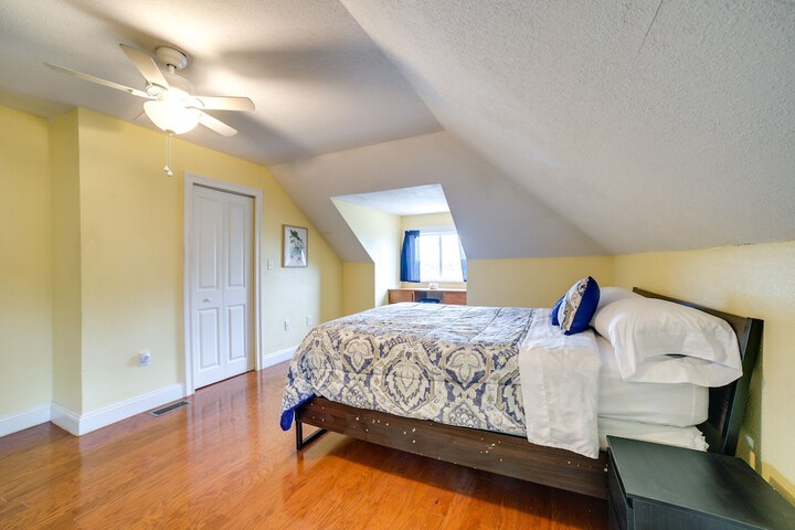 Inviting Connellsville Getaway w / Deck!