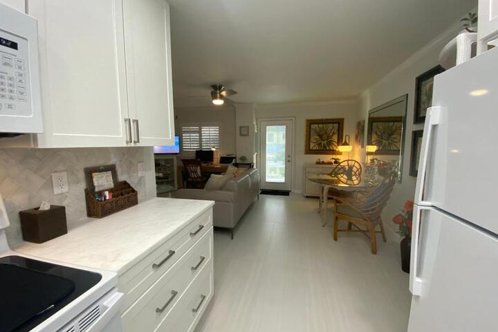 Closest 1BR to Vanderbilt Beach full kitchen with dishwasher, ALL NEW!