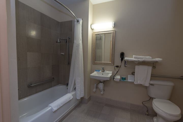 Holiday Inn Express Hotel & Suites in North East (Erie) by IHG