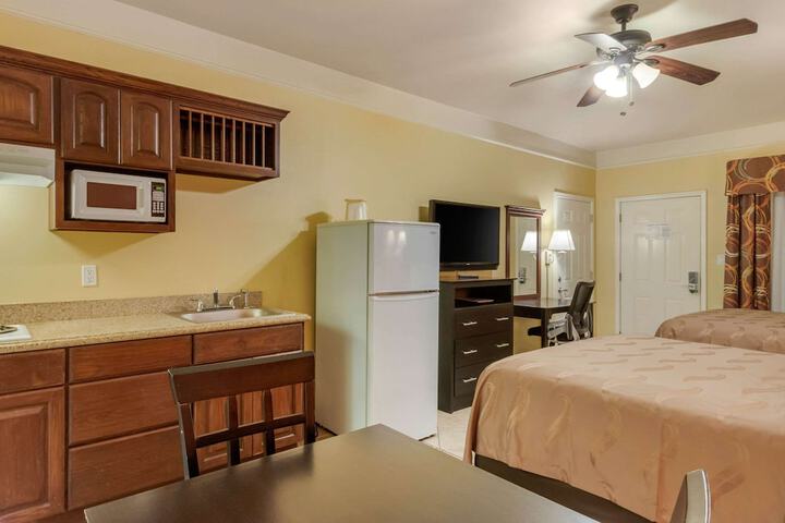 Quality Inn & Suites at the Outlets Mercedes / Weslaco