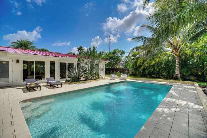 Private Oasis w / Pool: Walk to Melbourne Beach!