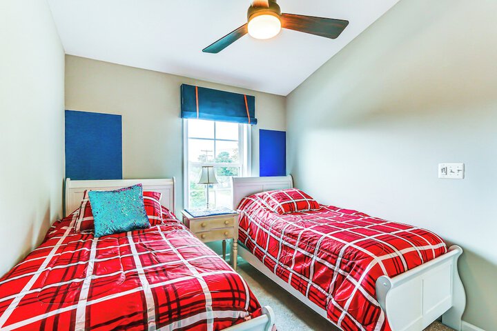 2 Mi to Hollywood Casino: Charles Town Townhome!