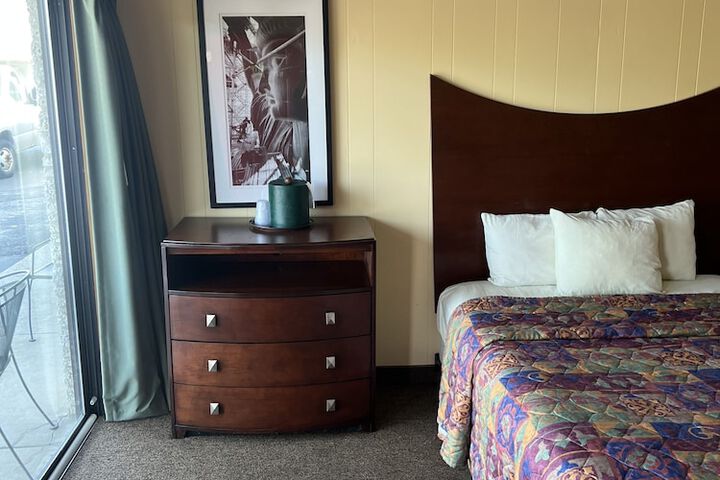 Room 73 of 443