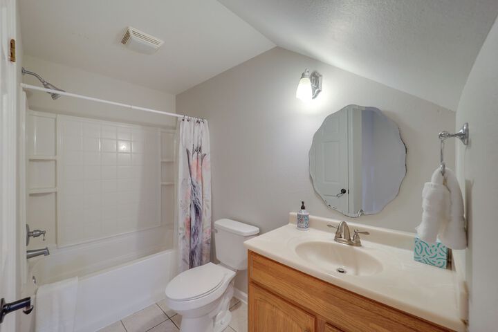 Classy Home w / Hot Tub + Mt. Jefferson Views!