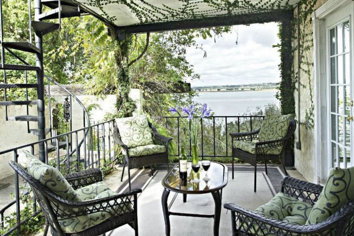 The Lakehouse Bed & Breakfast