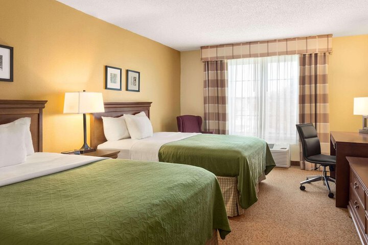 Country Inn & Suites by Radisson Salina, KS
