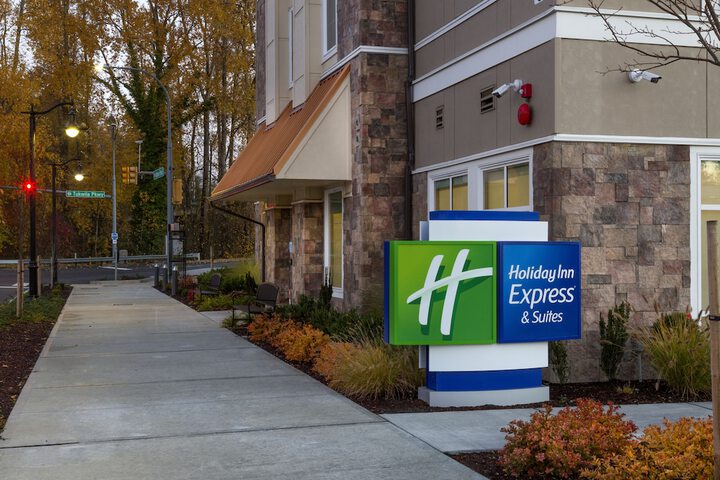 Holiday Inn Express & Suites Seattle South - Tukwila by IHG