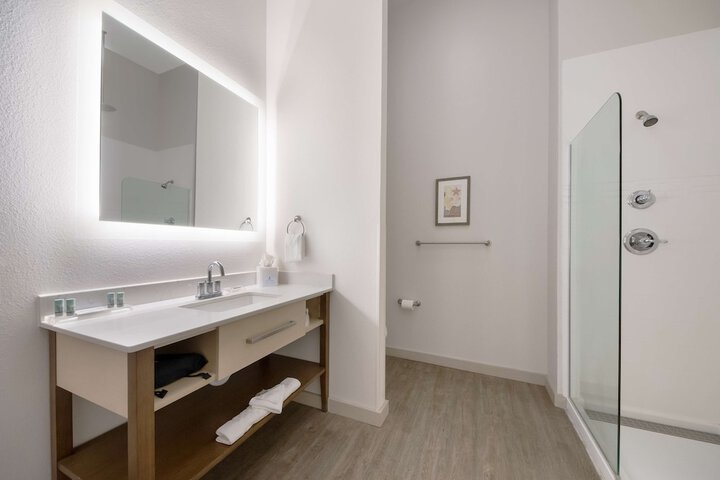 Room 28 of 35