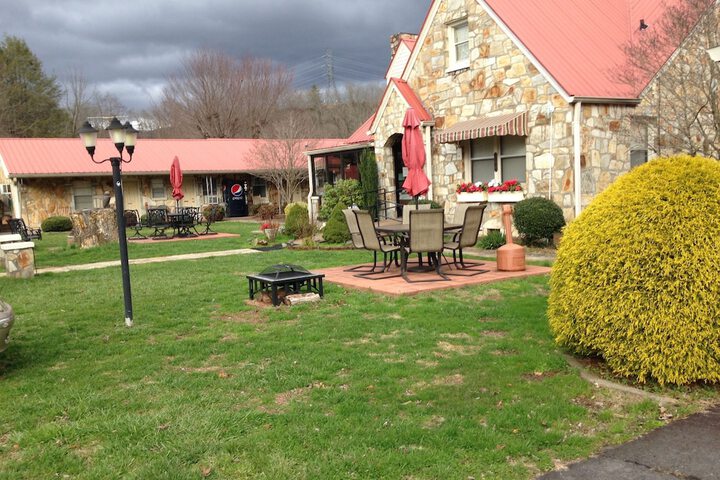 Phillips Historic Motel & Cottages
