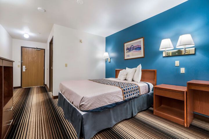 Room 9 of 32
