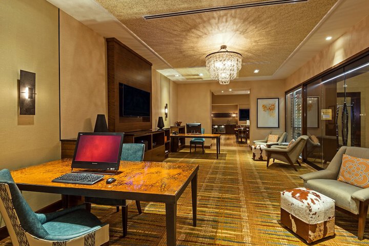 Lounge 60 of 71