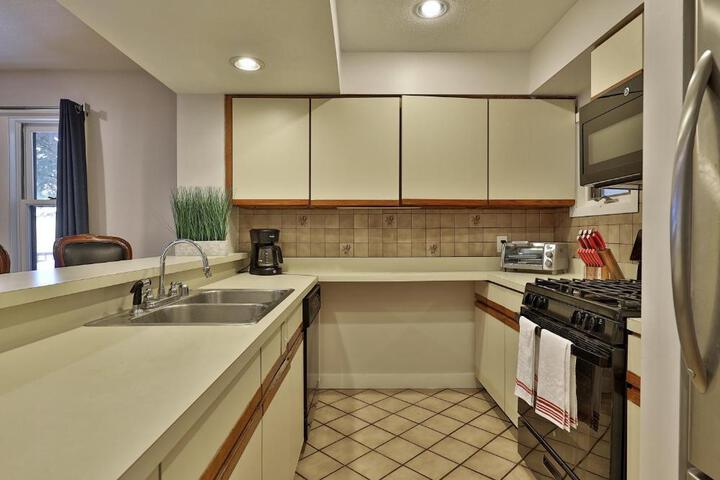 Skiers! Fox Hollow 2BR 2BA Condo Across from Pico, Minutes to Killington condo