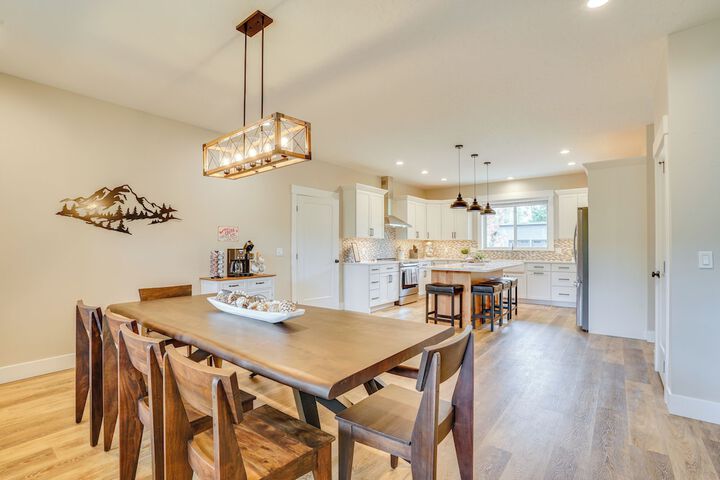 Spacious Donnelly Family Home w / Private Hot Tub!