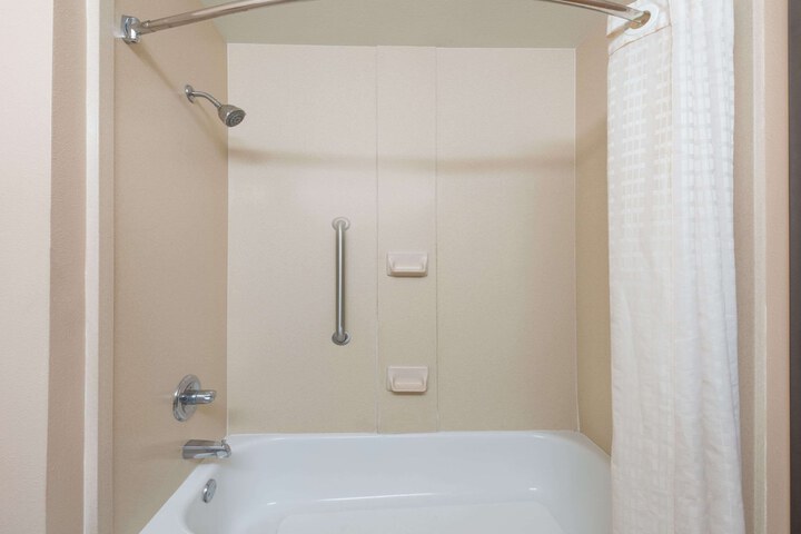 Room 4 of 18