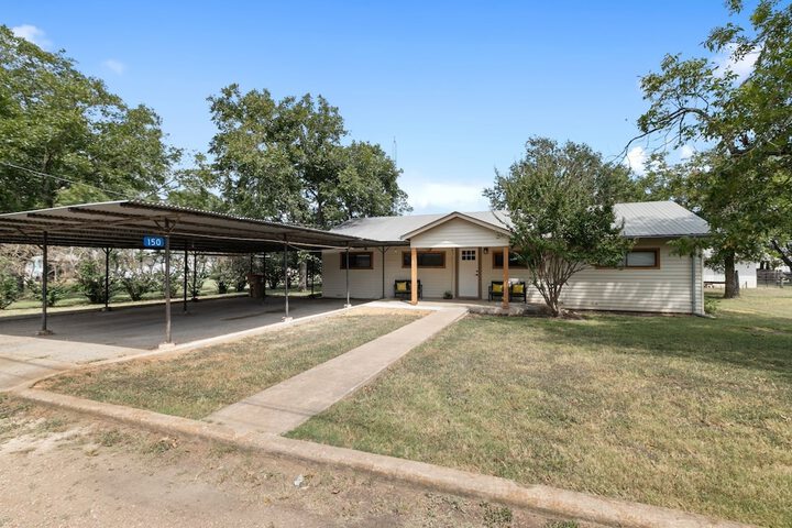Altes Eckert Stolz 3 Bedroom Home by RedAwning