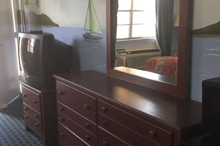 Room 6 of 28