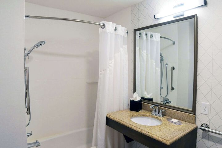 Comfort Inn & Suites NW Milwaukee