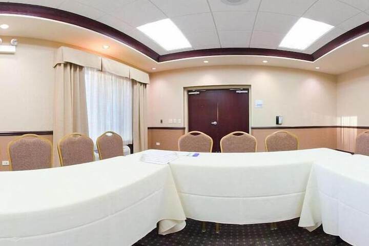 Holiday Inn Express & Suites Chicago West - OHare Arpt Area by IHG