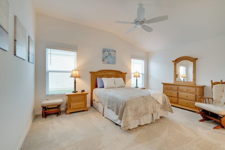 Sun-soaked Retreat in The Villages w / Grill!