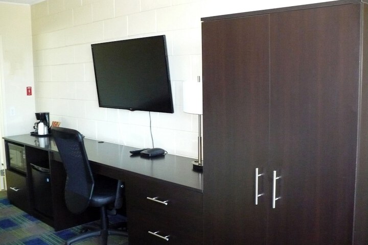 Room 17 of 24