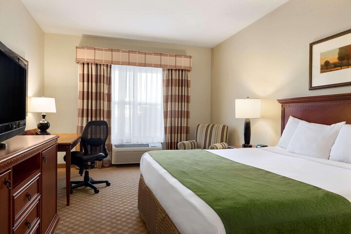 Country Inn & Suites by Radisson Peoria North, IL