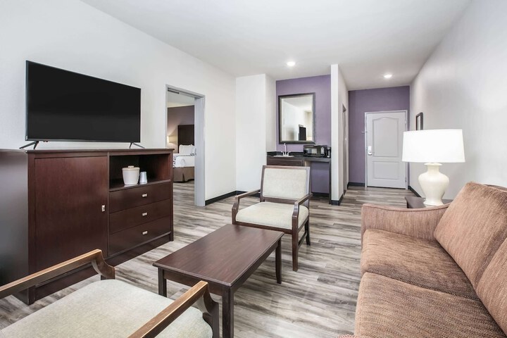 La Quinta Inn & Suites by Wyndham DFW Airport West - Euless