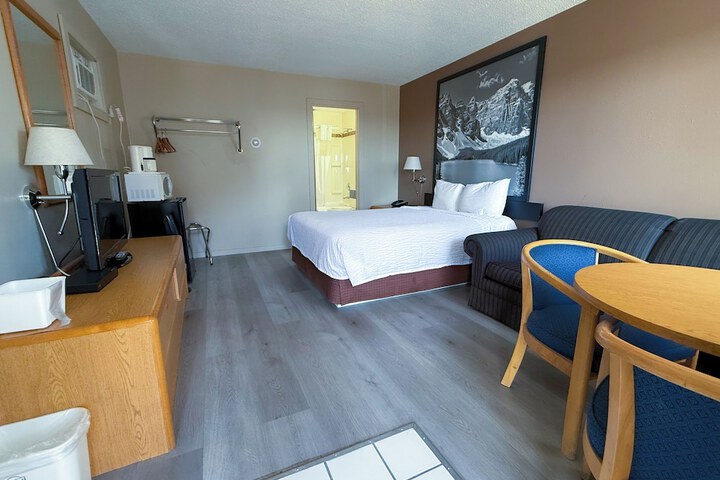 Super 8 by Wyndham Medicine Hat AB