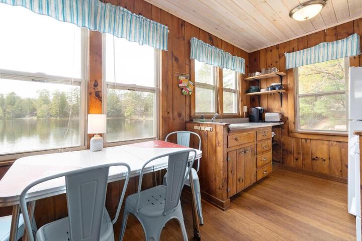 Hide-A-Way - Two Bedroom Cottage Lakeside