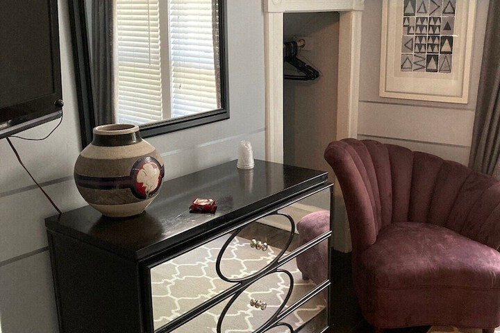 Room 17 of 102