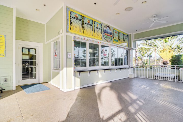 Waterfront Condo w / Water Park Walk to the Beach!