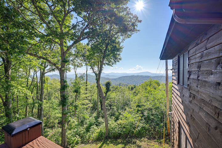 Cullowhee Mountain Retreat w / Deck and Fire Pit!