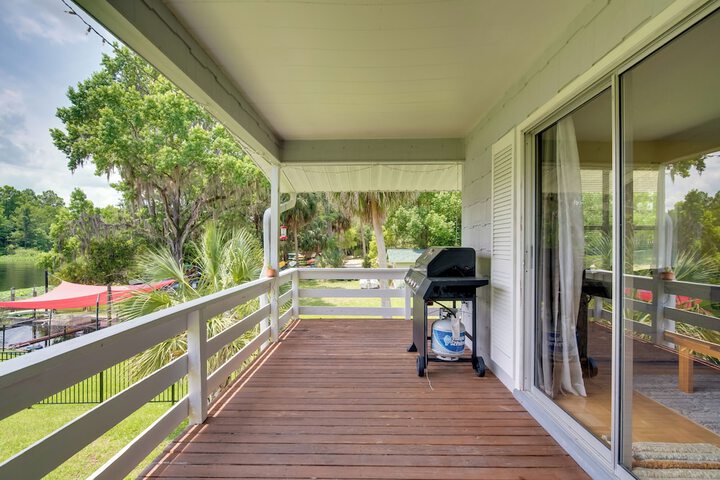 Docks + Balcony: Peaceful River Abode in Dunnellon