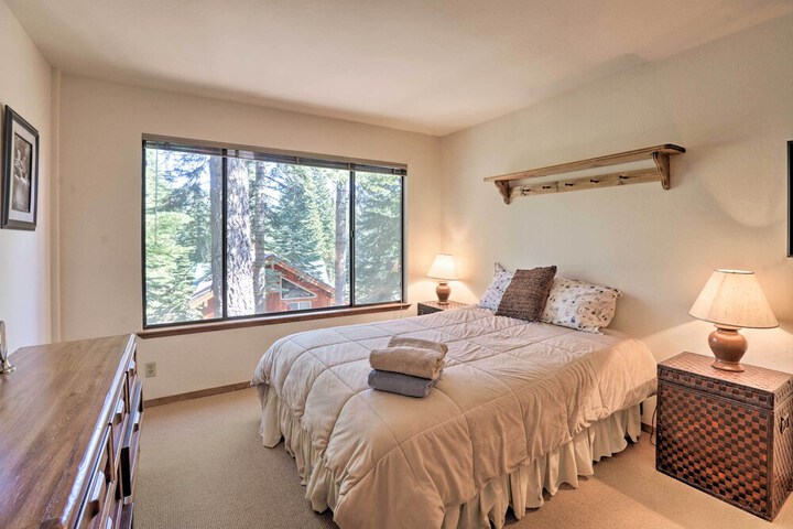 North Lake Tahoe Cabin: 4 Mi to the Beach!