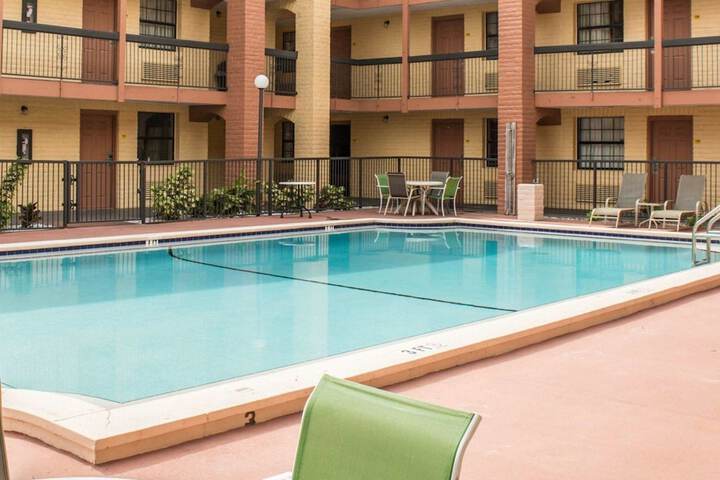 Pool 10 of 44