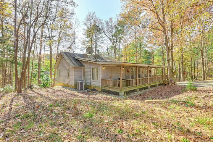 Secluded Hamilton Cabin Retreat w / Private Lake!