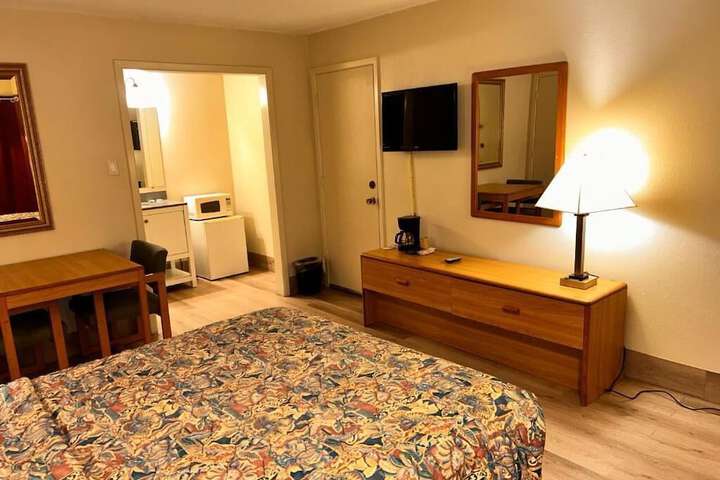Room 4 of 6