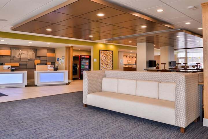 Holiday Inn Express & Suites Parkersburg East by IHG