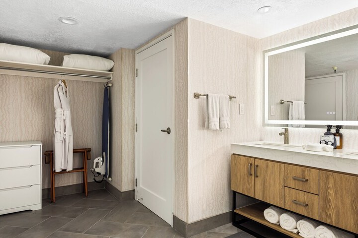 456 Embarcadero Inn & Suites