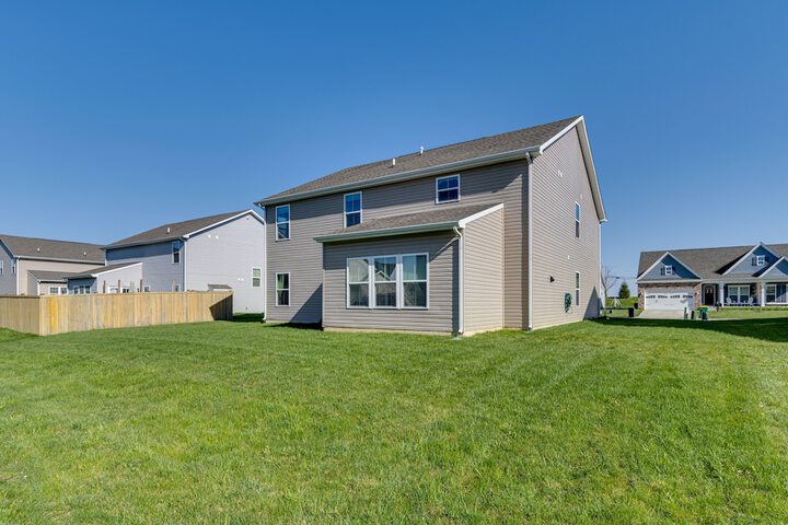 Spacious Home w / Fireplace - Near Golf!