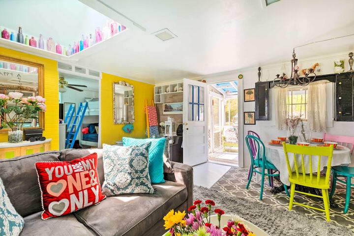 Oceanfront White Stone Cottage w / Private Beach!