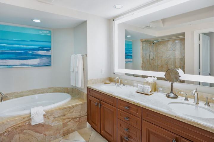 Naples Bay Resort & Marina