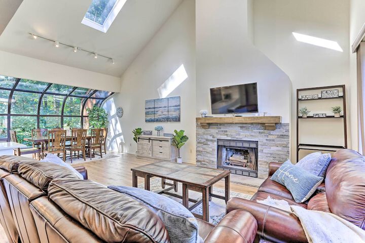 Gorgeous Vernon Township Condo w / Balcony!