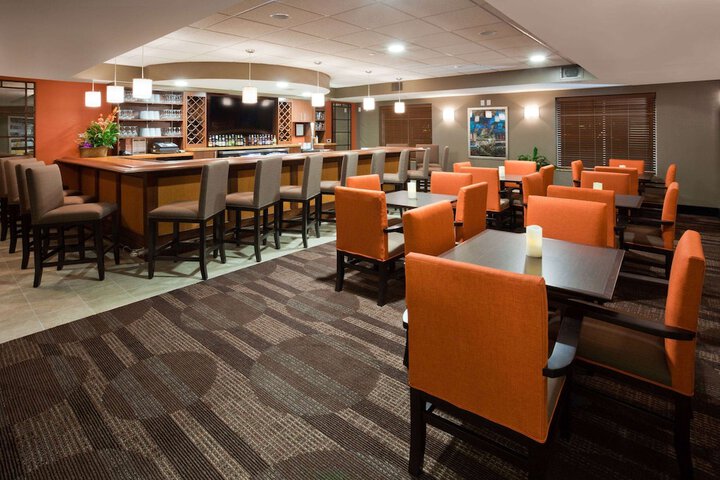 Lounge 33 of 36